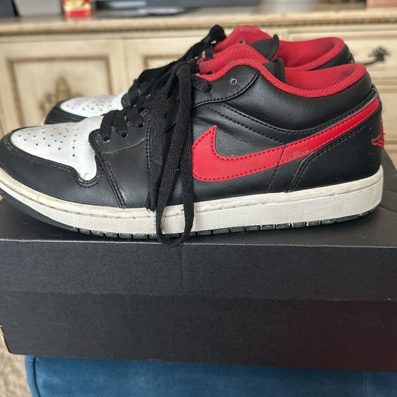 Air Jordan 1 Low- Men’s size 8 - Picture 3 of 5